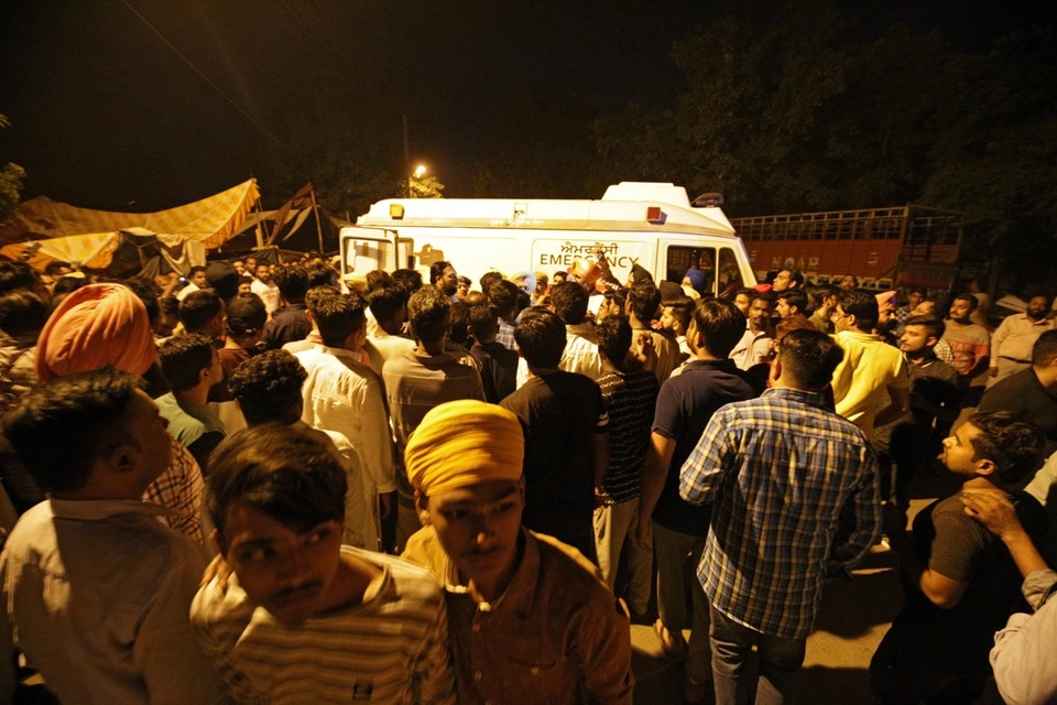 Mensen verzamelen rond een ambulance in Amritsar, India 