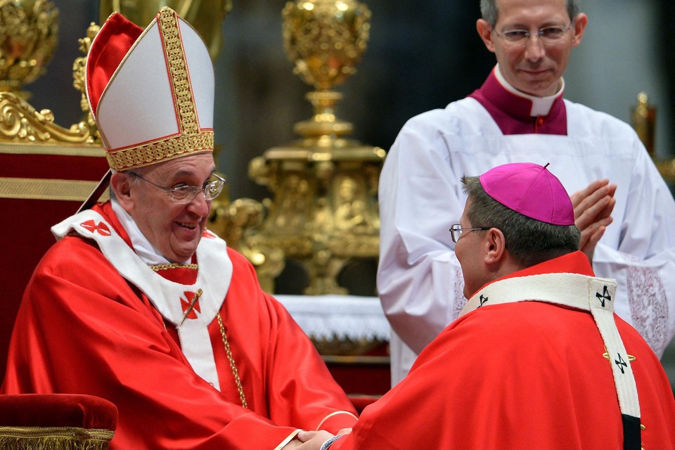 Paus Franciscus met Moacir Silva, die bisschop Ferreira da Silva vervangt.   