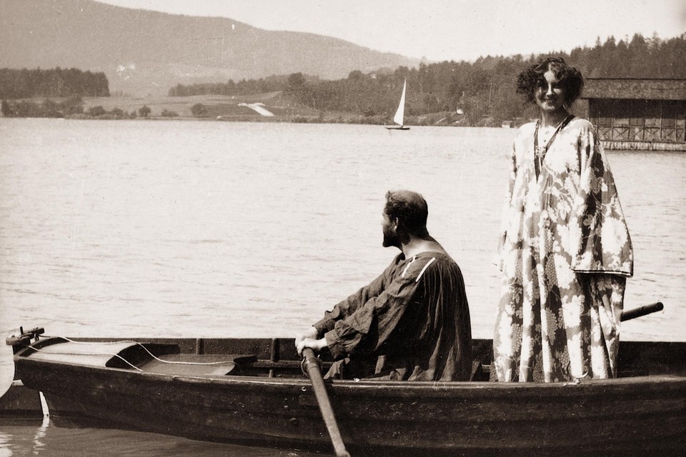 Emilie Flöge bij Gustav Klimt in een bootje op de Attersee