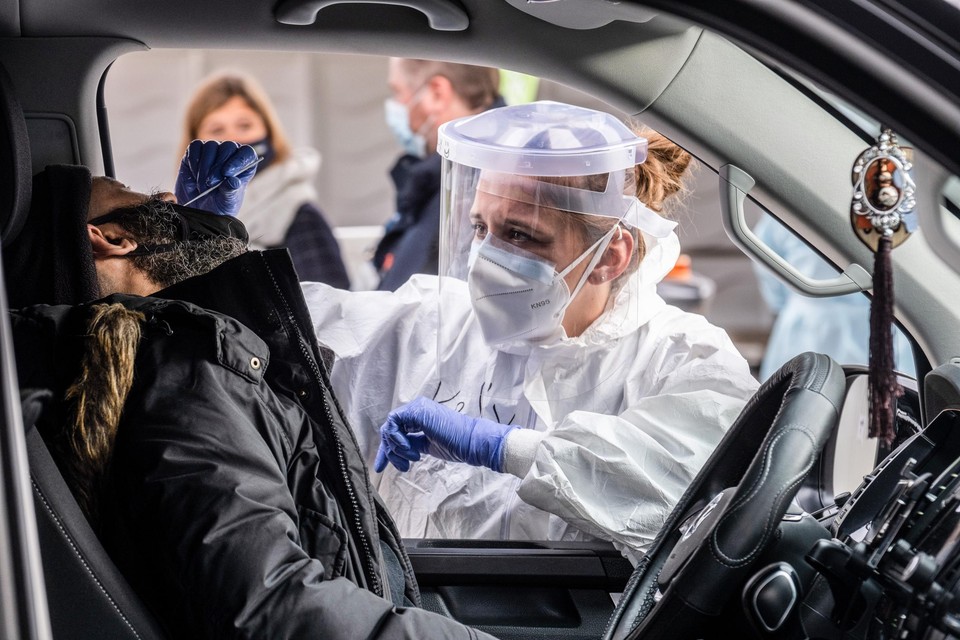 Een automobilist legt een coronatest af in het testcentrum 