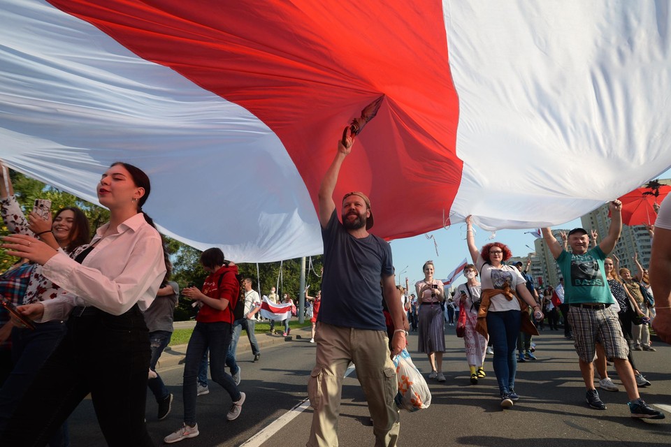 Zondag kwamen tienduizenden betogers de straat op in Minsk om tegen Alexandr Loekasjenko te demonstreren. 