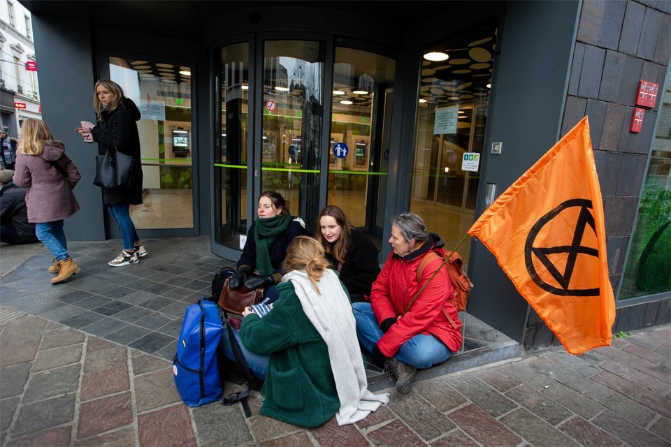 De vreedzame sit-in voor het kantoor van BNP Paribas Fortis op de hoek van de Zonnestraat en de Kouter in Gent. 