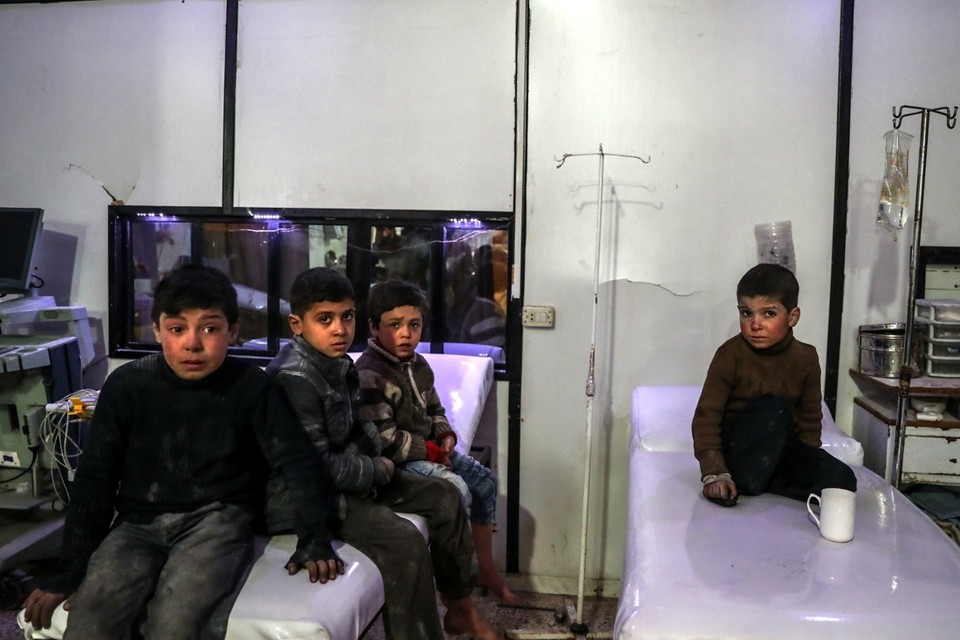 Kinderen die het slachtoffer zijn van de bombardementen, wachten op de dokter. 
