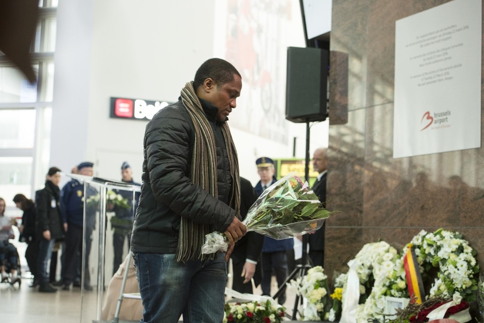 Een man legt bloemen neer tijdens de herdenking vorig jaar van de aanslag op Brussels Airport op 22 maart 2016. 