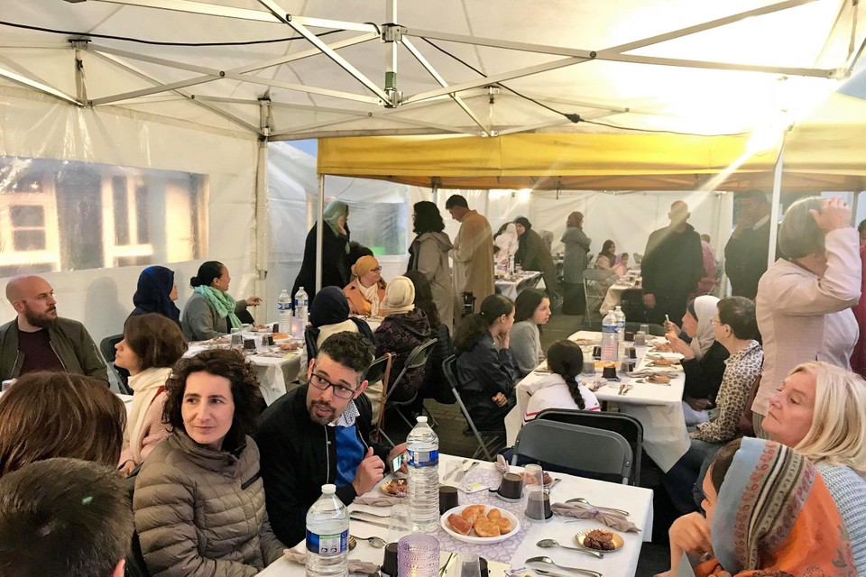 Een iftarmaaltijd georganiseerd door de Halle-moskee (in België) vorig jaar, met plastic waterflessen op tafel.