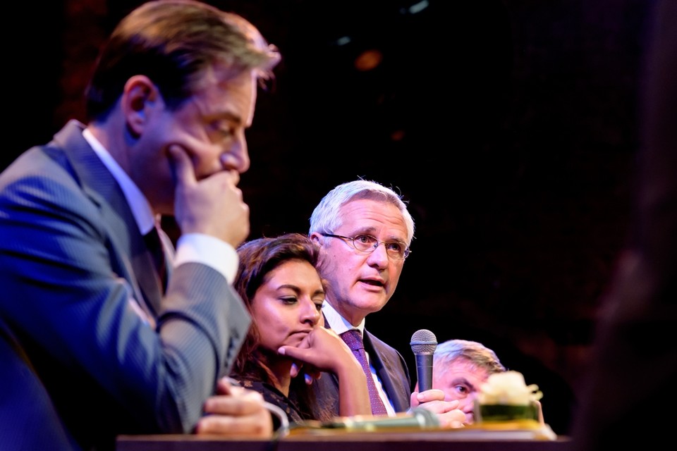 Kris Peeters (rechts) in debat met onder meer de man die hij wil opvolgen, Bart De Wever (links). 