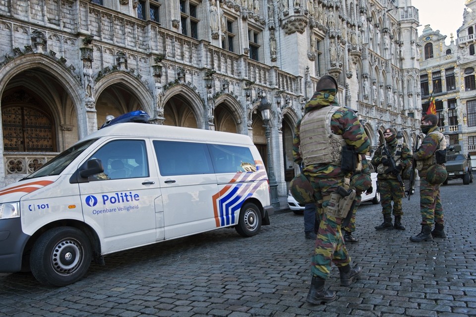 Militairen en agenten op de Grote Markt in Brussel. 