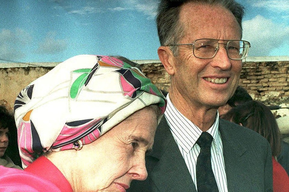 Met haar man in Algiers (1990).