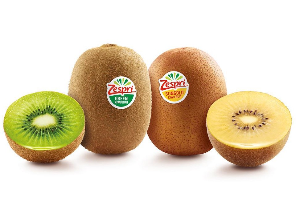 De groene kiwi wordt ook in Europa gekweekt, en die kan u volop vinden in de supermarkt. Op de gele kiwi is het nog even wachten.