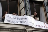 thumbnail: Langs het parcours toonden toeschouwers - in totaal worden er vandaag rond het miljoen mensen verwacht om de marathon te aanschouwen - dat Boston zich heeft herpakt na de aanslagen van vorig jaar. 