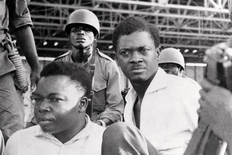 Lumumba (midden) bij zijn arrestatie in Katanga 