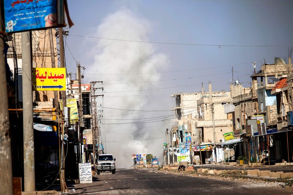 Een rookpluim na een bombardement op Dera. 