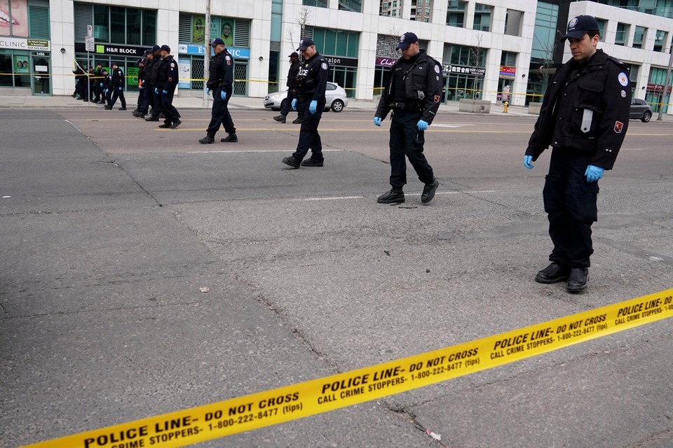 Politie zoekt naar bewijzen op de plaats van de aanrijding in Toronto, Canada 