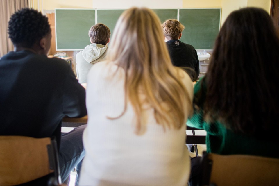 Volgens minister Weyts is onder meer een wildgroei aan te kleine studierichtingen in het middelbaar een oorzaak van het lerarentekort.