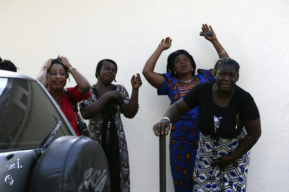 MAANDAG. Bij een dubbele bomaanslag zijn maandag in de Nigeriaanse hoofdstad Abuja ruim zeventig mensen om het leven gekomen. Meer dan 120 mensen raakten gewond. 
