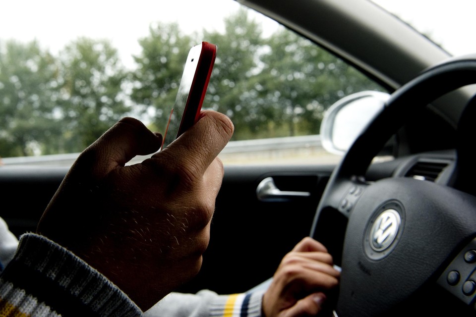 Bellen of sms’en achter het stuur zou tijdelijk door de vingers worden gezien. 