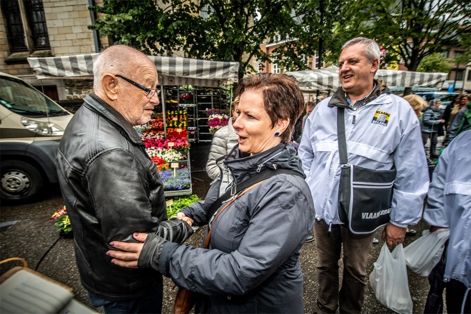 Annick Ponthier, lokaal lijsttrekker voor Vlaams Belang, actief op de markt in Bilzen afgelopen woensdag. 