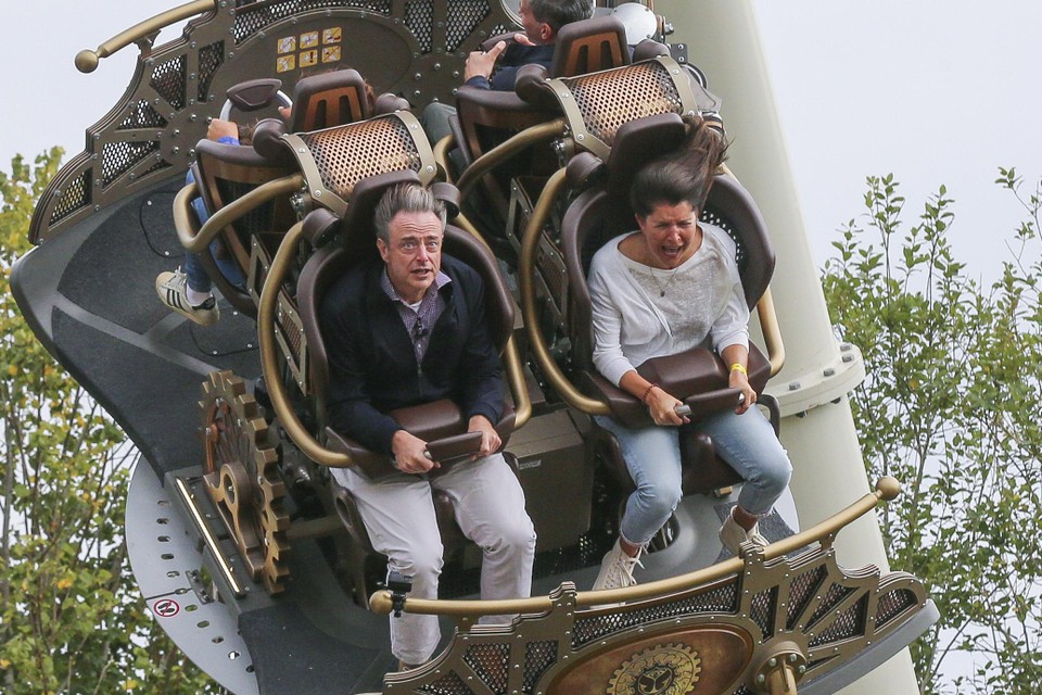 Bart De Wever met Valerie Van Peel in een achtbaan in Plopsaland.  