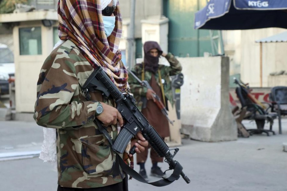 De taliban hebben overal in de stad checkpoints opgericht. 