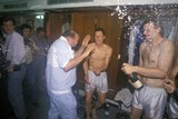thumbnail: Club Brugge wordt kampioen in 1990 en dat wordt uitbundig gevierd in de kleedkamer. Ook Dehaene, een notoir Brugge-supporter is erbij.