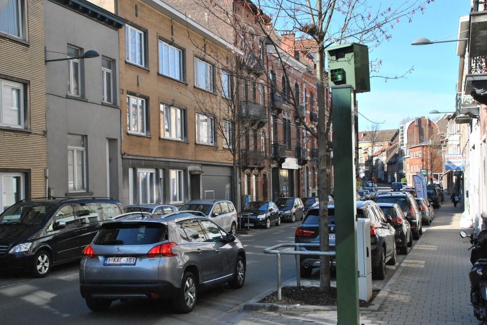Het slachtoffer reed in de Haachtsesteenweg in Brussel tegen de metalen afsluiting rond een boom (Archiefbeeld) 