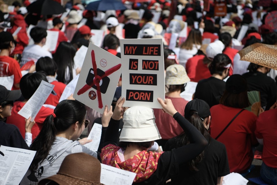 Zuid-Koreaanse Vrouwen protesteren in Seoel tegen seksisme en pornografie met verborgen camera’s. 