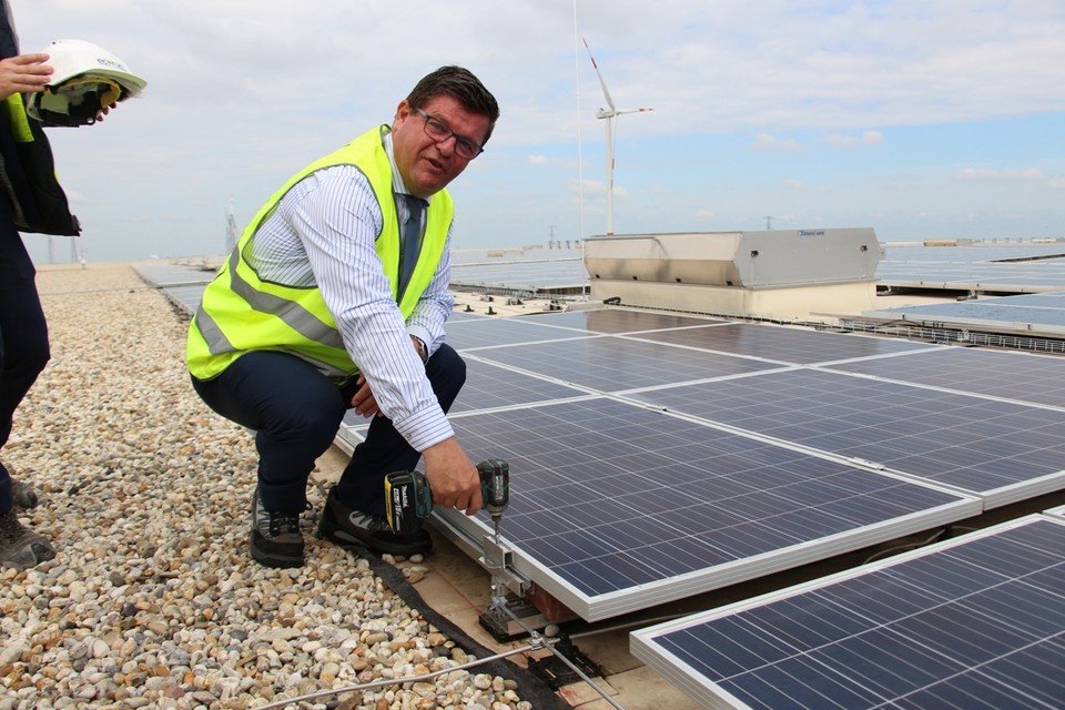 Vlaams minister van Energie Bart Tommelein zal de nieuw aangekondigde zonnepanelen deze keer niet zelf plaatsen (foto: archief 2017). 