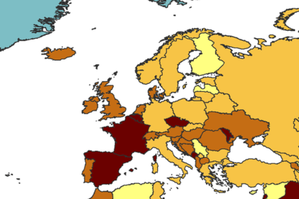Screenshot van de wereldwijde kaart. België kleurt rood (meer dan 120 besmettingen per 100.000 inwoners in de laatste twee weken). 