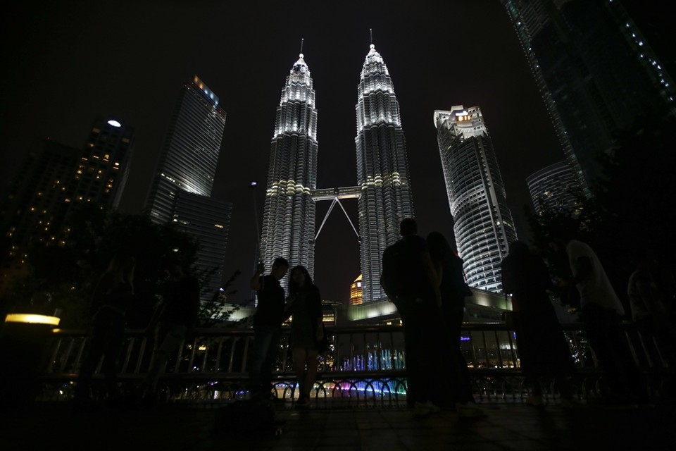 De Petronas-torens in Kuala Lumpur, Maleisië. Licht aan... 