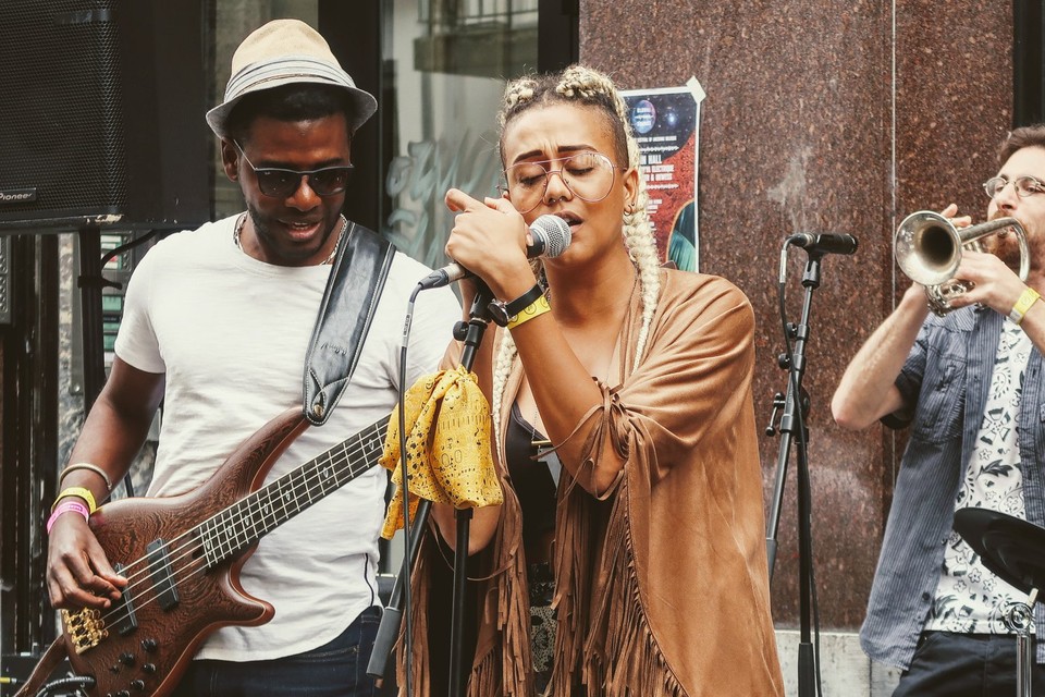 Wahati Soul trad op in de Steenstraat in het kader van Global Street Sounds.