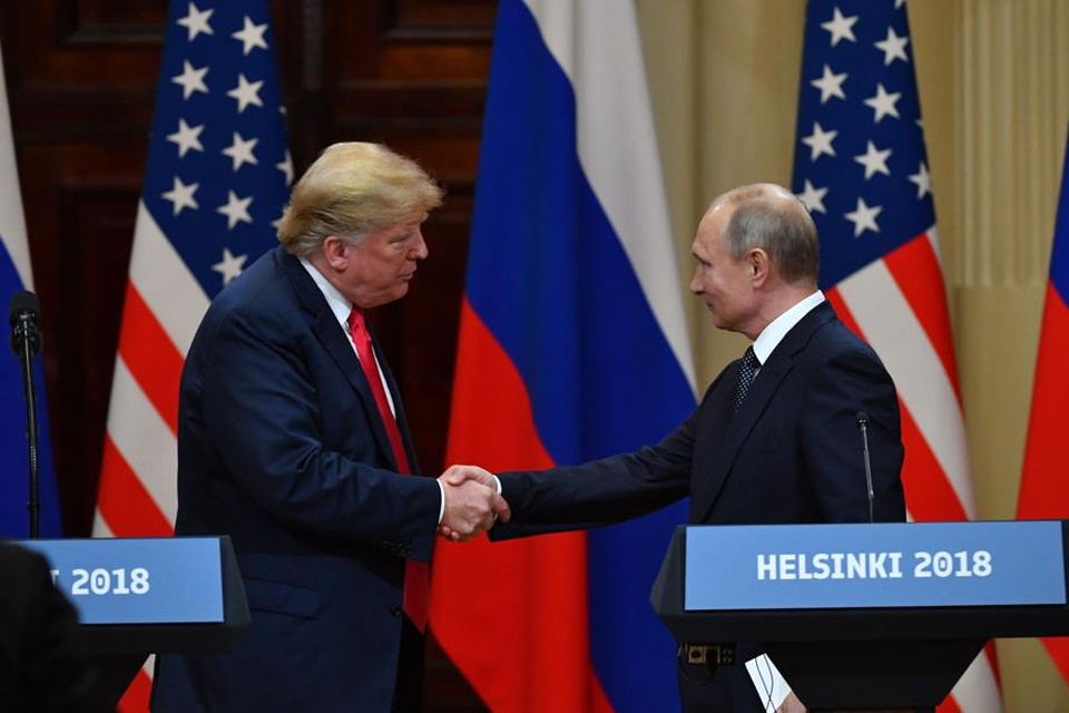 President Trump en president Poetin schudden elkaar de hand