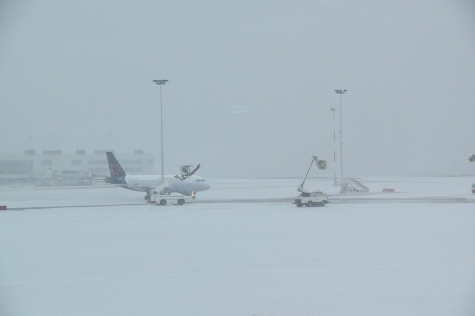'Winter operations and deicing in full swing at #brusselsairport', klinkt het op Twitter.