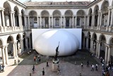 thumbnail: ‘Air Inventions’, op het binnenplein van de Pinacoteca de Brera 