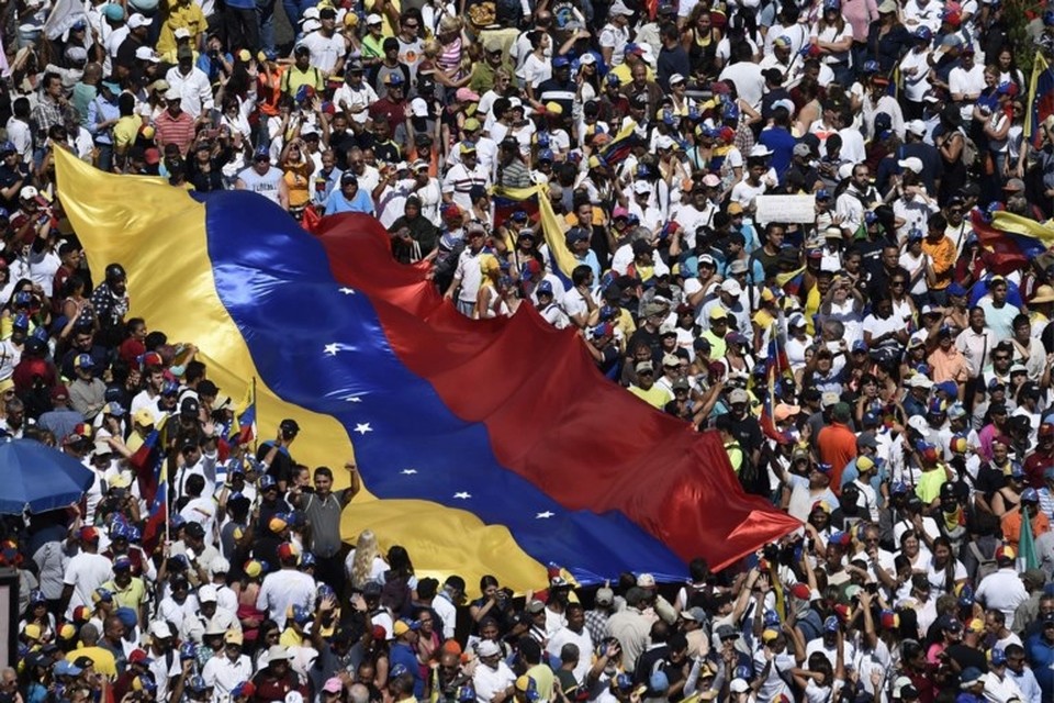 In Caracas trekt de bevolking de straat op, zowel aanhangers van Juan Guaidó als van Nicolas Maduro laten van zich horen. 