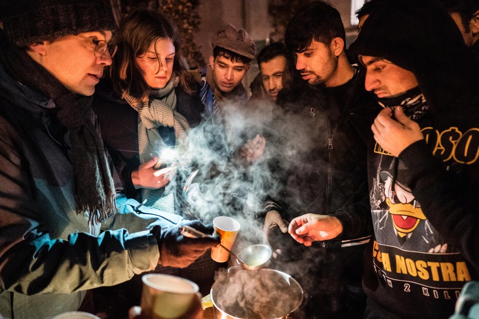 Vrijwilligers delen soep uit aan het Klein Kasteeltje (archief)