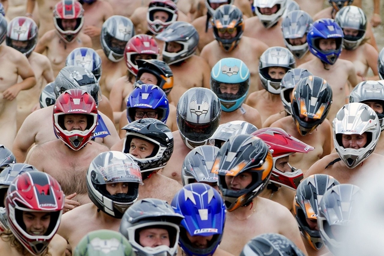 IN BEELD. Naakt rondjes lopen uit protest | De Standaard Mobile