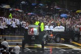 thumbnail: ZONDAG. Duizenden mensen nemen in de straten van Singapore, ondanks de aanhoudende regen, afscheid van Lee Kuan Yew, de eerste regeringsleider van de stadstaat.