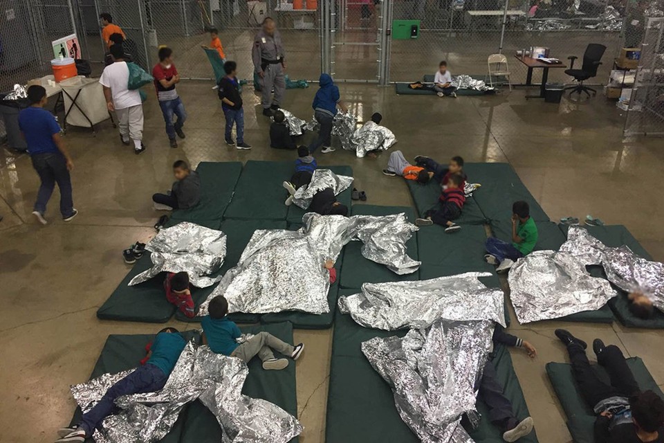 Kinderen worden apart opgevangen in centra aan de grens. 