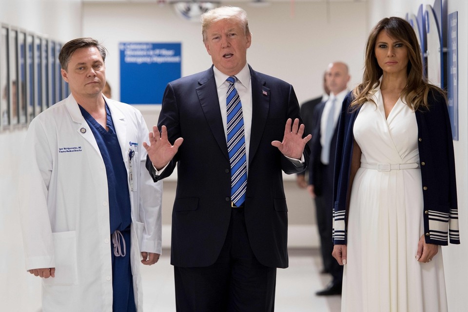 Donald Trump en zijn vrouw Melania bezoeken het ziekenhuis waar de slachtoffers van de schietpartij in Parkland worden verzorgd. (17 februari 2018) 