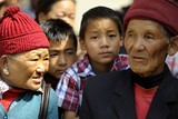 thumbnail: Familieleden van de overleden sherpa’s.