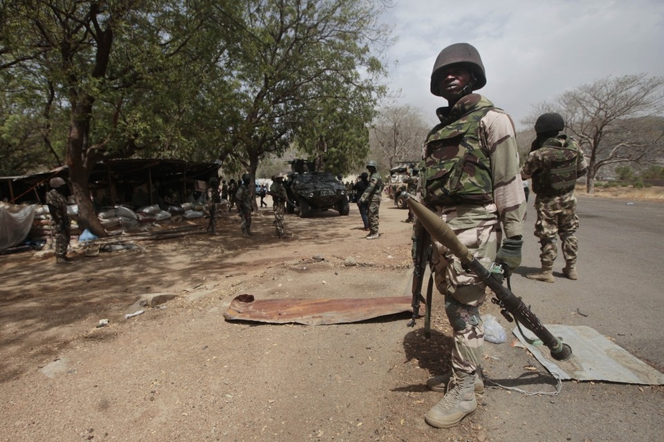 Nigeriaanse soldaten bewaken een checkpoint in Gwoza. 