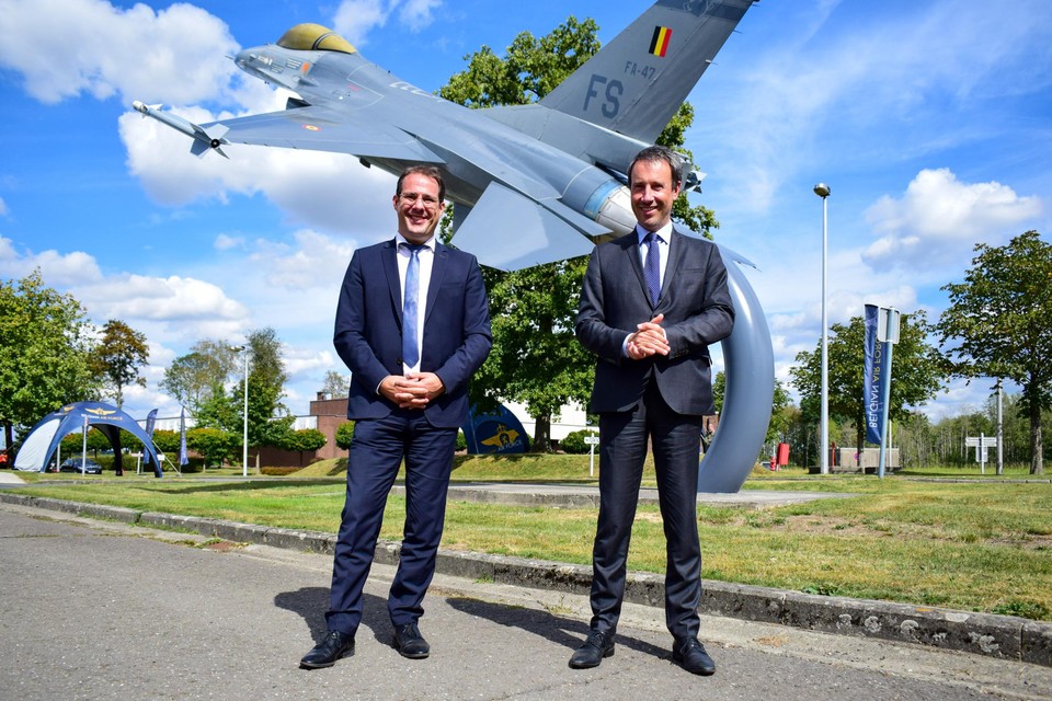 Minister van Begroting David Clarinval (links) en minister van Defensie Philippe Goffin. 