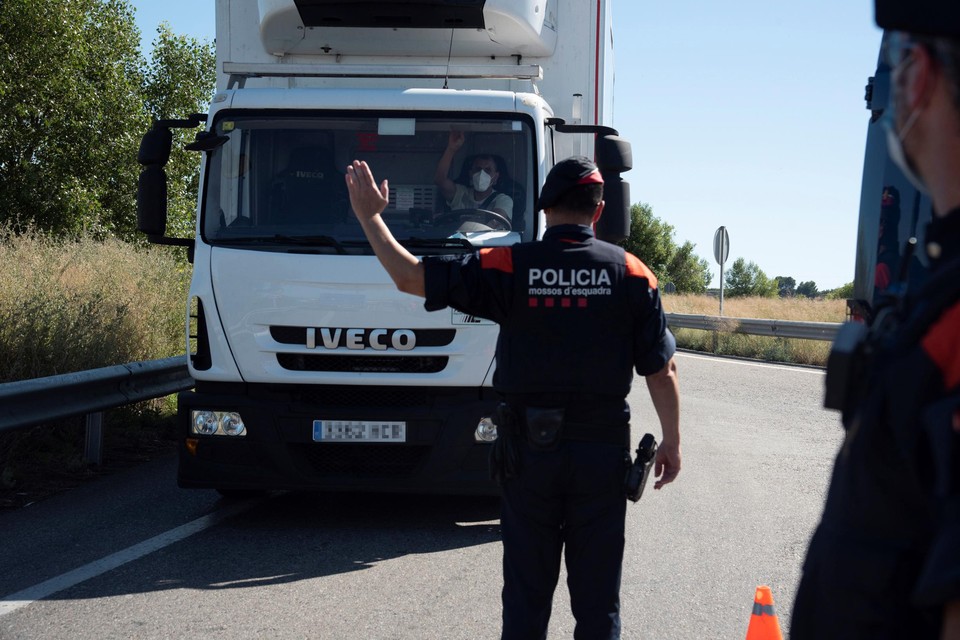 Het Spaanse district El Segria is terug in lockdown. De politie controleert onder meer of bestuurders wel noodzakelijke verplaatsingen doen. 
