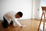 thumbnail: Fumio Sasaki maakt met een natte doek zijn appartement schoon. 