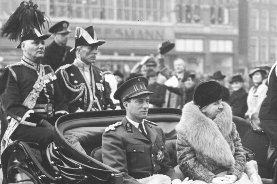 Koning Leopold III, in een koets naast de Nederlandse koningin Wilhelmina bij een bezoek aan onze noorderburen in 1938 