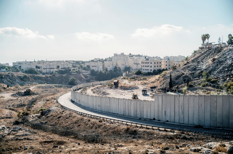 De muur in Oost-Jeruzalem tussen het vluchtelingenkamp Shaafat en Jeruzalem.