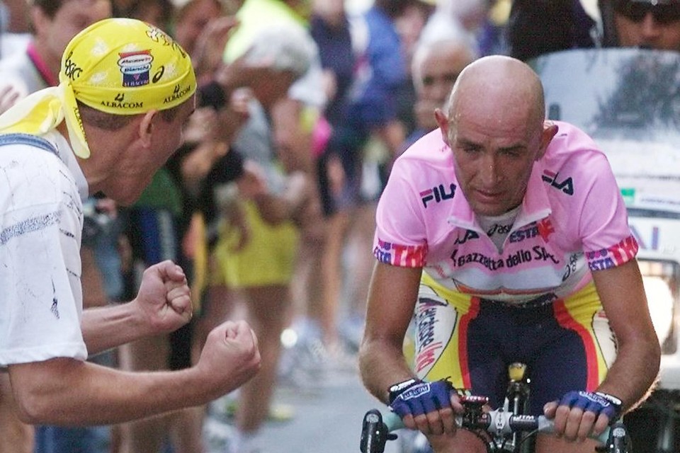 Marco Pantani op weg naar winst op Oropa in 1999.