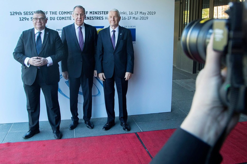 Van links naar rechts: de Finse minister van Buitenlandse Zaken Soini, zijn Russische collega Lavrov en Thorbjørn Jagland, de secretaris-generaal van de Raad van Europa (in mei tijdens de jaarlijkse bijeenkomst van de ministers van Buitenlandse Zaken van de Raad van Europa).