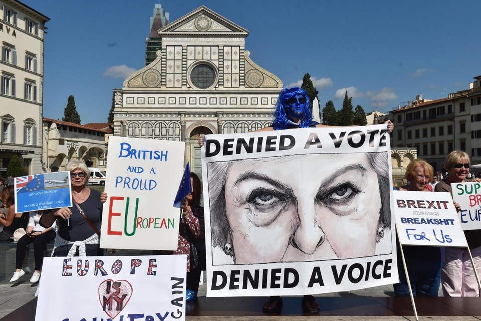 In Firenze zijn in de loop van de dag verschillende Britse expats bijeengekomen om hun ongenoegen te uiten over de Brexit. 