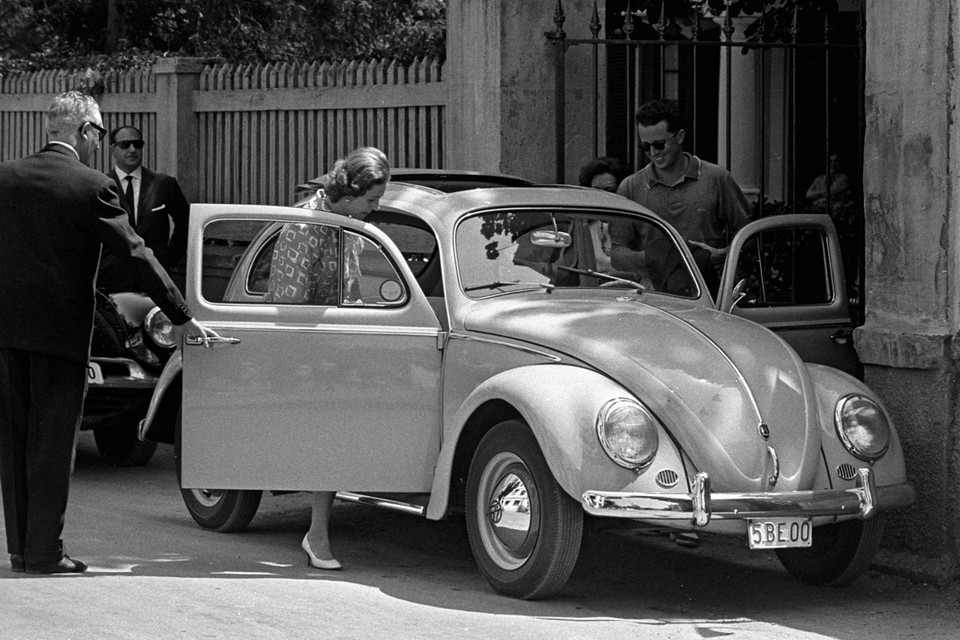 Het jonge vorstenpaar op vakantie in Spanje (1962).